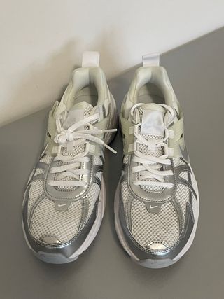 Nike Scarpe Taglia 42.5 Argento Bianco