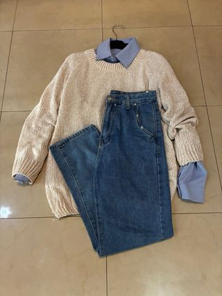 Jersey beige, camisa azul y vaqueros
