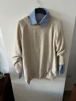 Jersey beige, camisa azul y vaqueros