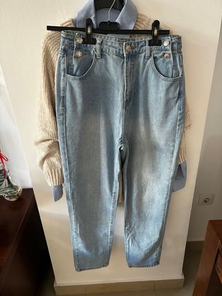 Jersey beige, camisa azul y vaqueros