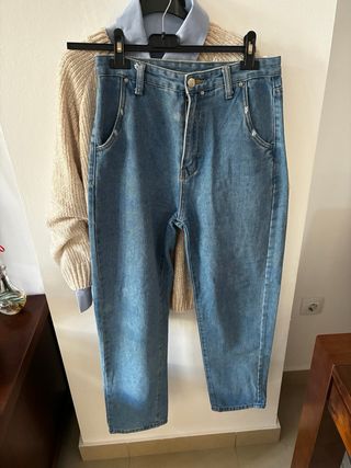 Jersey beige, camisa azul y vaqueros