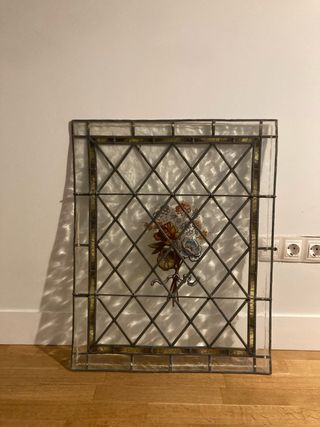 Vidriera antigua con ramo de flores