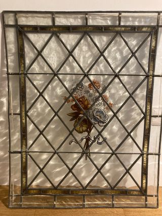 Vidriera antigua con ramo de flores