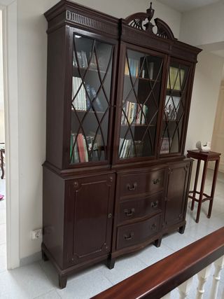 Mueble de madera con vitrina