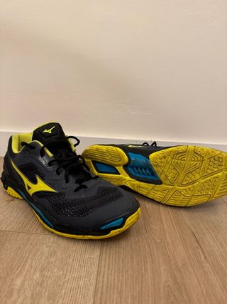 Zapatillas Mizuno Negras y Amarillas