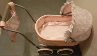 Cochecito de juguete tipo Inglesina rosa