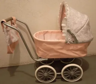 Cochecito de juguete tipo Inglesina rosa