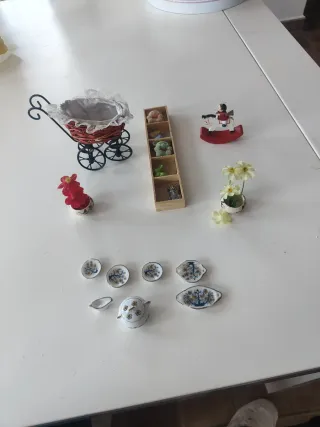 Casa delle bambole: passeggino, stoviglie, scaffale