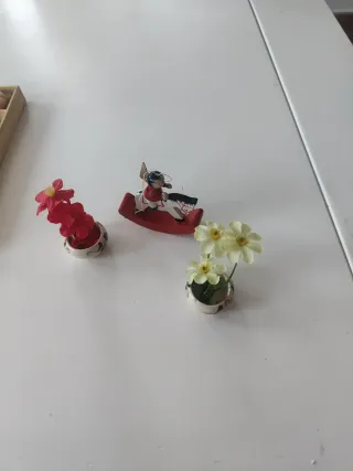 Casa delle bambole: passeggino, stoviglie, scaffale