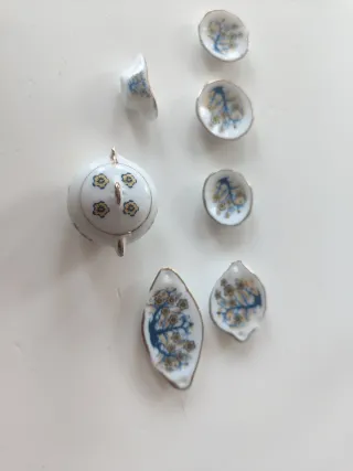 Casa delle bambole: passeggino, stoviglie, scaffale