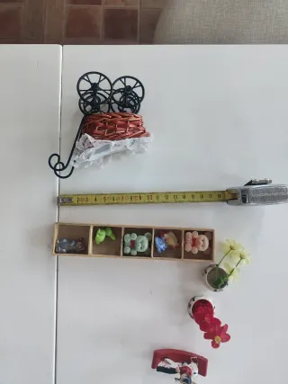 Casa delle bambole: passeggino, stoviglie, scaffale