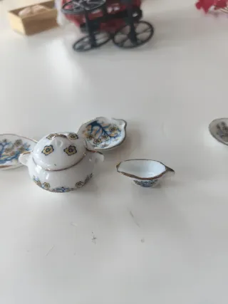 Casa delle bambole: passeggino, stoviglie, scaffale