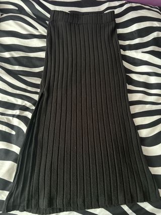 Falda larga negra con abertura