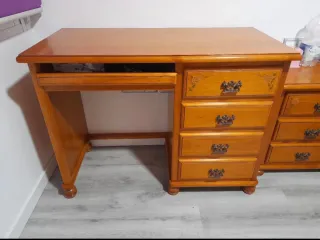 Dormitorio juvenil de madera maciza.