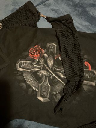 Camiseta negra con estampado de cruz y rosa
