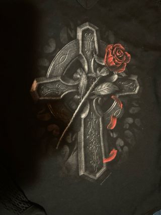 Camiseta negra con estampado de cruz y rosa