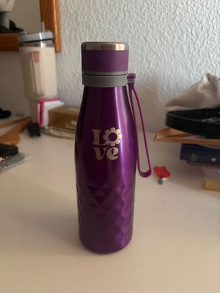 Botella morada AleHop con diseño Love