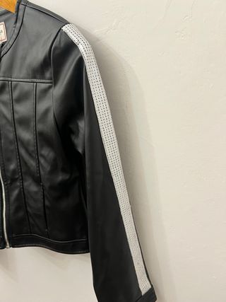 Giacca Guess nera con dettagli argento