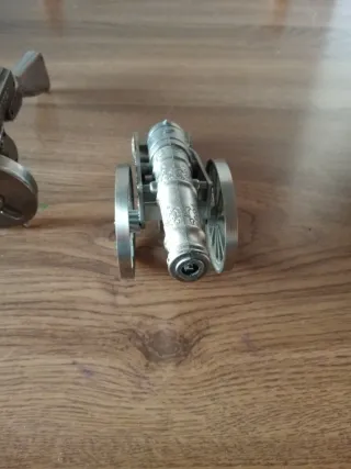 2 Mecheros Metálicos: Pistola y Cañón