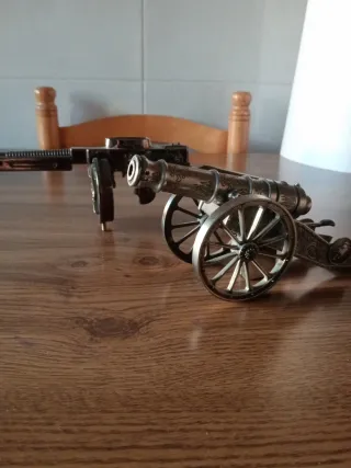 2 Mecheros Metálicos: Pistola y Cañón