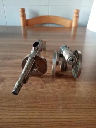 2 Mecheros Metálicos: Pistola y Cañón