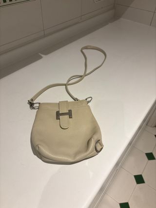 Bolso pequeño de piel crudo con asa bandolera