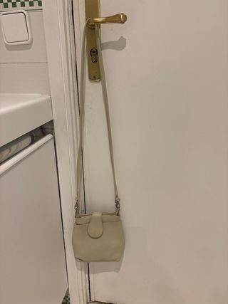 Bolso pequeño de piel crudo con asa bandolera