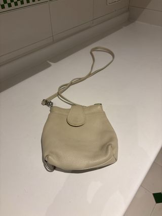 Bolso pequeño de piel crudo con asa bandolera