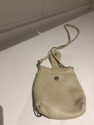 Bolso pequeño de piel crudo con asa bandolera