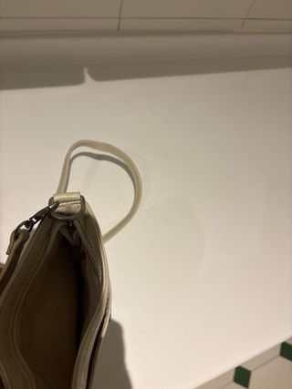 Bolso pequeño de piel crudo con asa bandolera