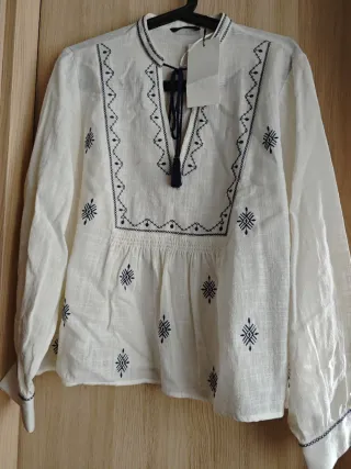 Blusa Zara bordada blanca