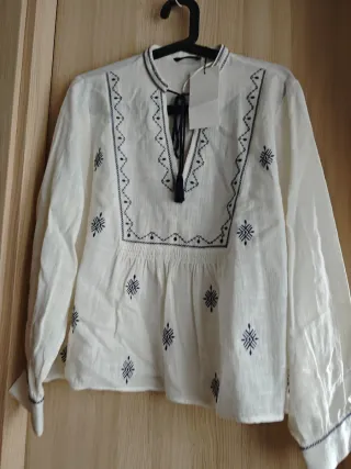 Blusa Zara bordada blanca