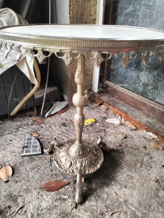 Mesita auxiliar redonda plateada