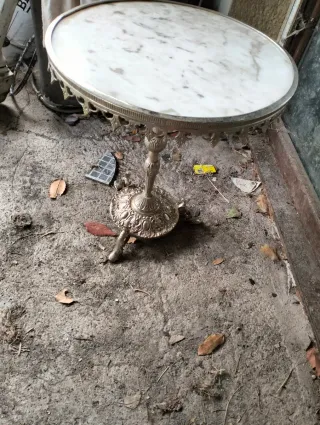 Mesita auxiliar redonda plateada