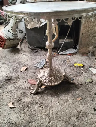 Mesita auxiliar redonda plateada