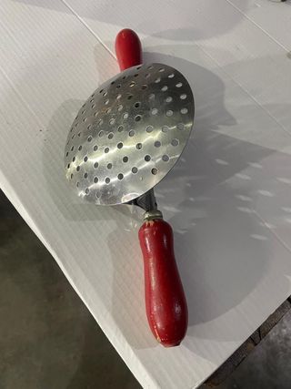 Schiumarola con manici rossi