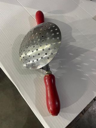 Schiumarola con manici rossi