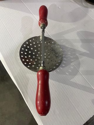 Schiumarola con manici rossi