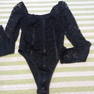 Body de encaje negro manga larga