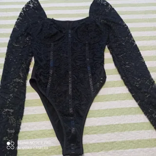 Body de encaje negro manga larga