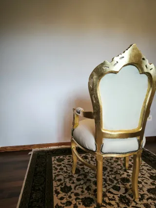 Butaca dorada estilo Luis XV. Sin estrenar.