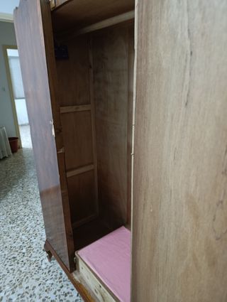 Armario de madera con espejo