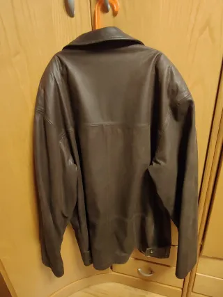 Chaquetón de piel marrón oscuro