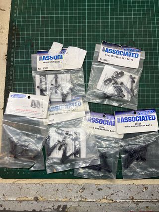 Team Associated B4/T4 Wing Mount/Shim Set 9587