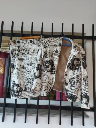 Conjunto americana y falda estampado periódico