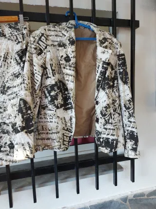 Conjunto americana y falda estampado periódico