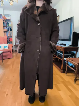 Abrigo de invierno marrón de piel vuelta
