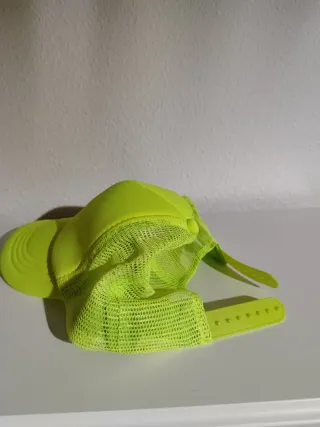 Gorra amarilla de malla