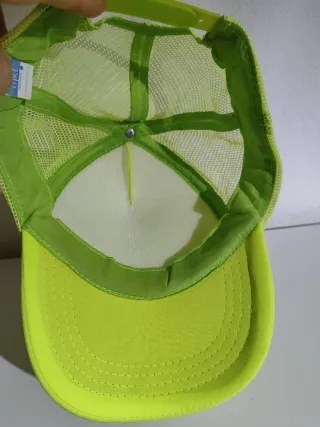 Gorra amarilla de malla