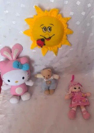 Lote de peluches: Hello Kitty, oso y muñeca
